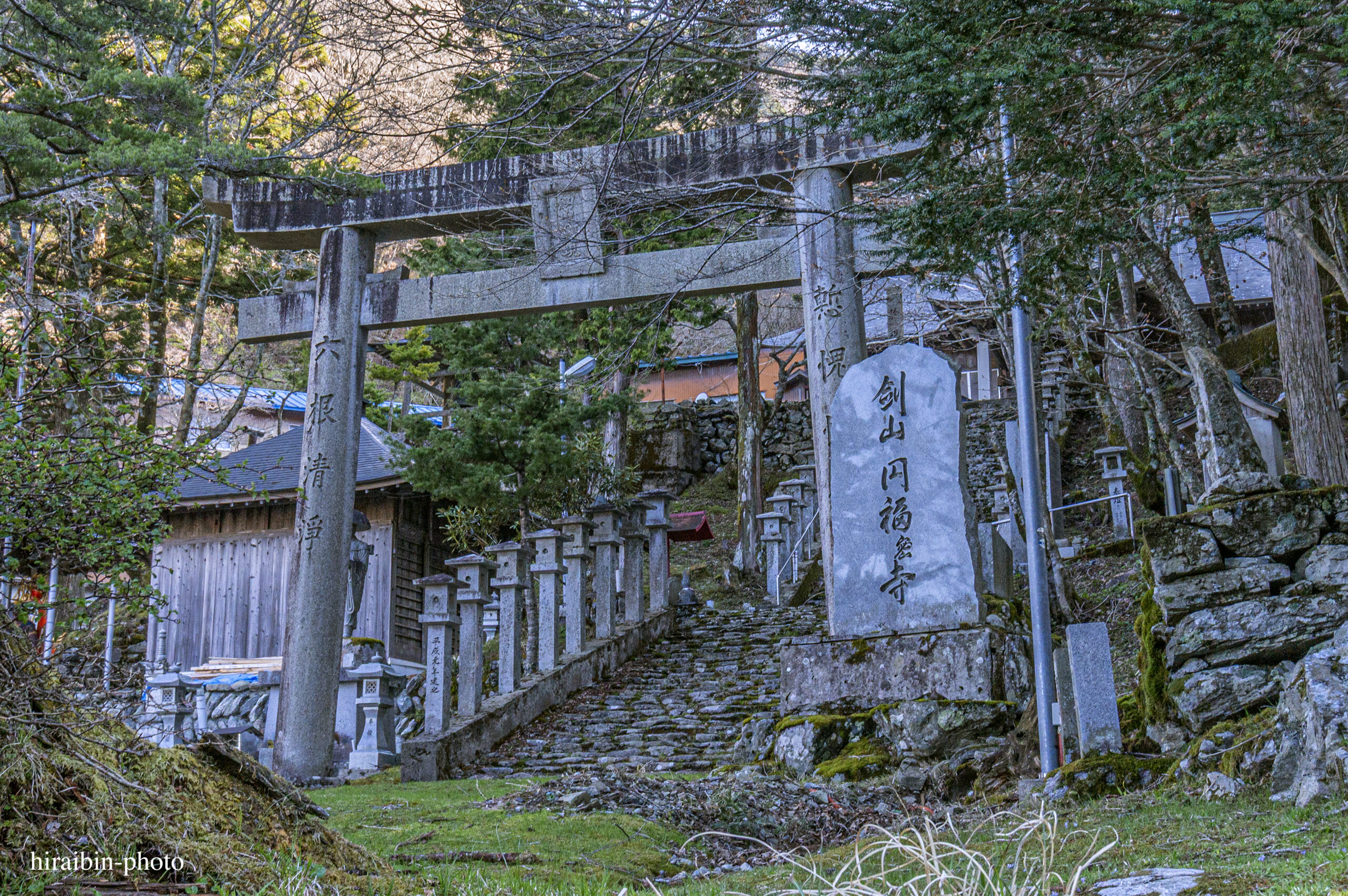 登山口の剣神社。