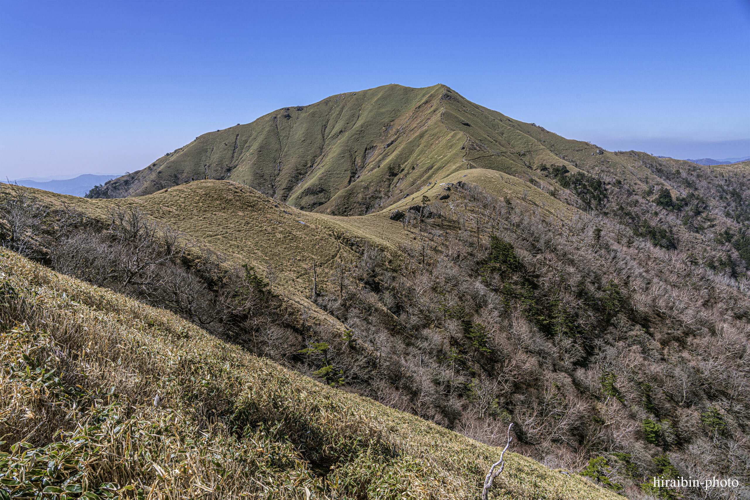 次郎笈への稜線。剣山と次郎笈への分岐点まで、あと少しのところ。