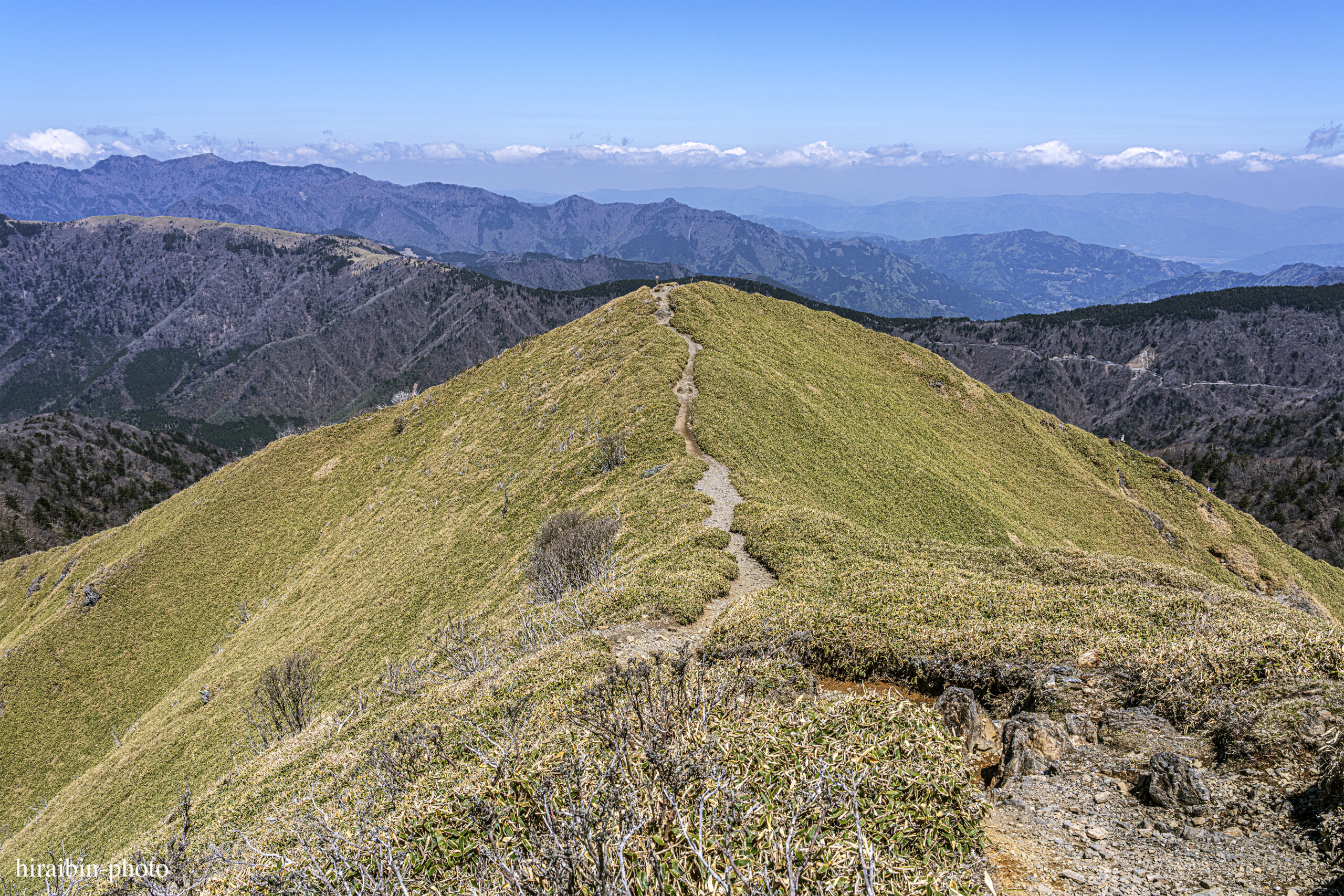 次郎笈、下山開始。山頂間近の急登箇所を過ぎ道が落ち着いた辺り。