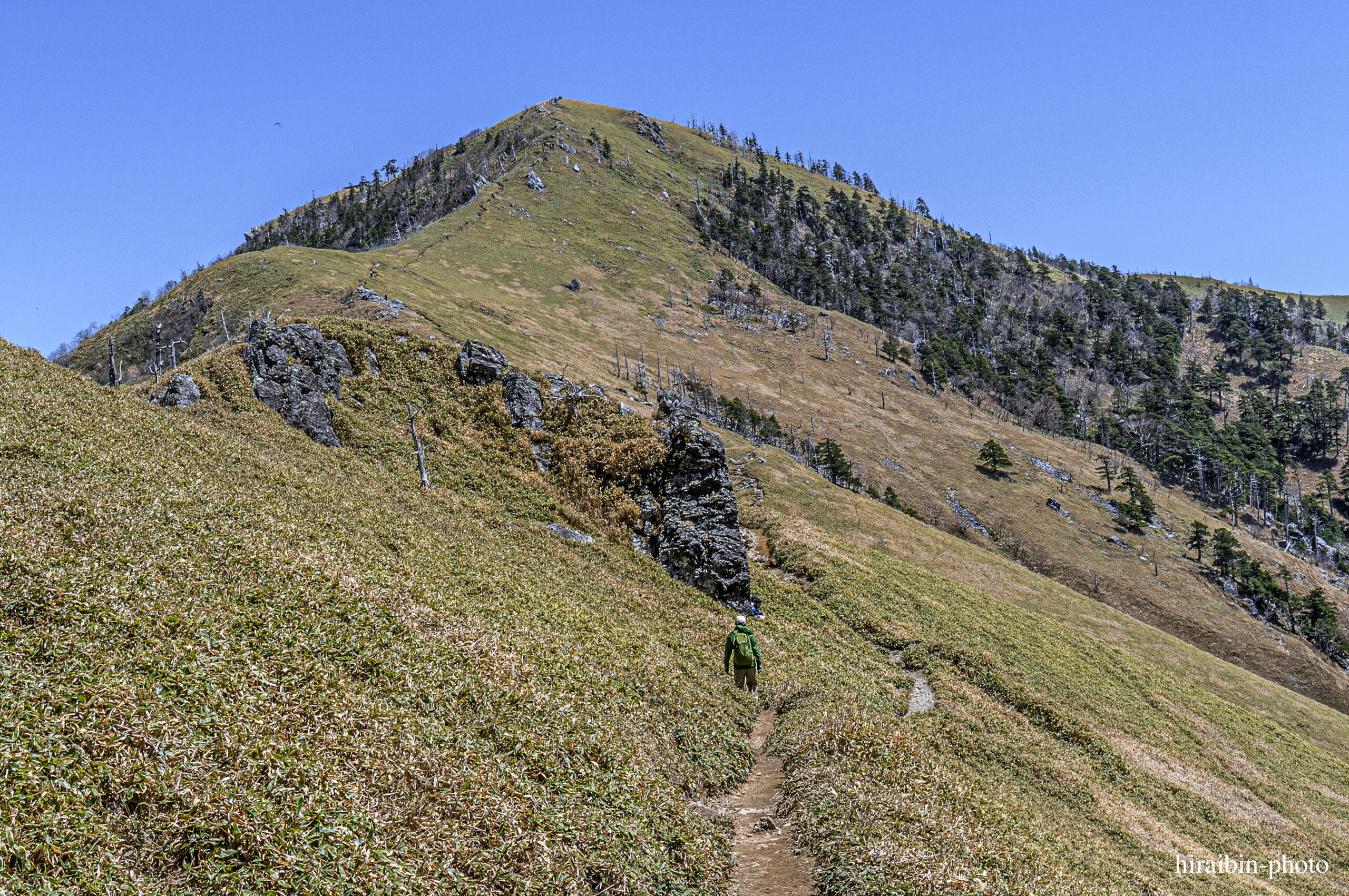 次郎笈をまもなく下山、剣山をのぞむ。