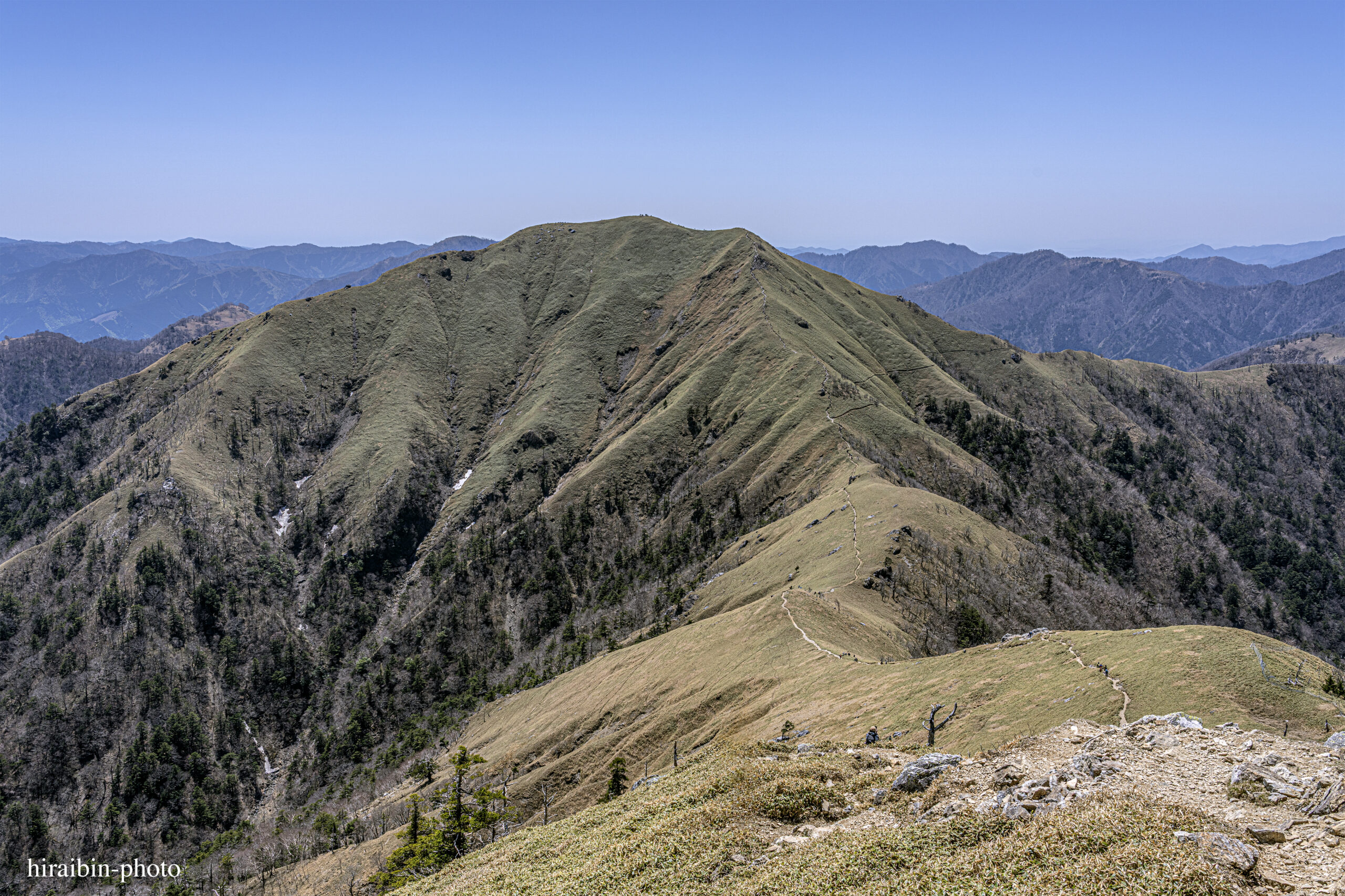 剣山をさらに登って山頂まで少しのところ。振り返って次郎笈を撮影。