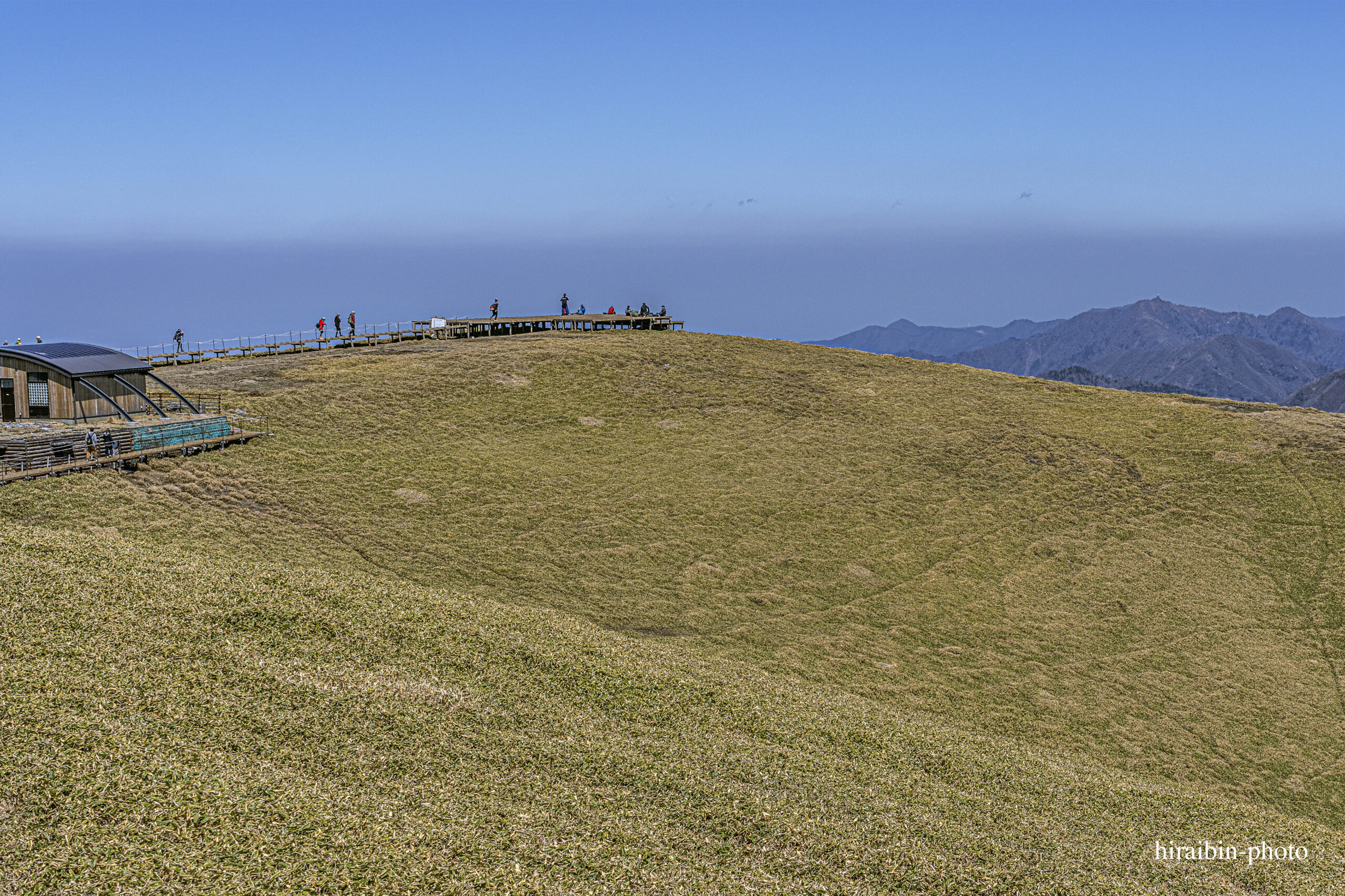 写真中央、登山者が座っているのが見える。